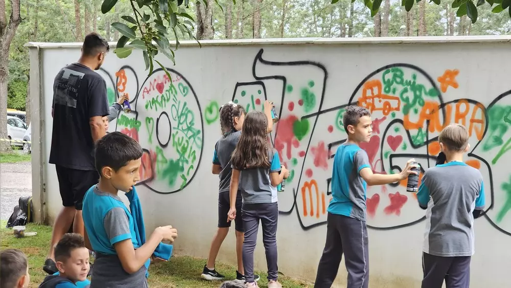 Arte do grafite é valorizada em Rio Negro com a participação de alunos